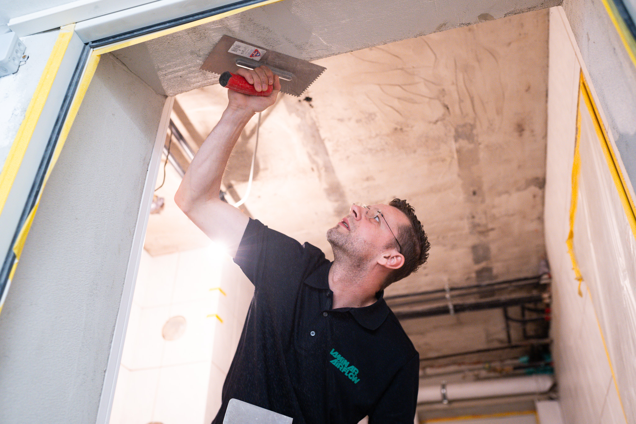 Mitarbeiter Laminar Airflow führt Verputzarbeiten durch