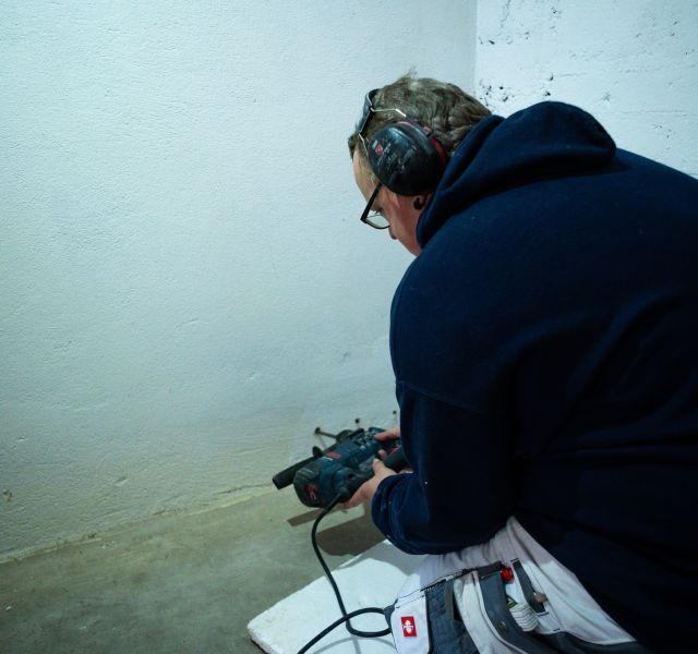 Mitarbeiter von Laminar Airflow führt Malerarbeiten aus