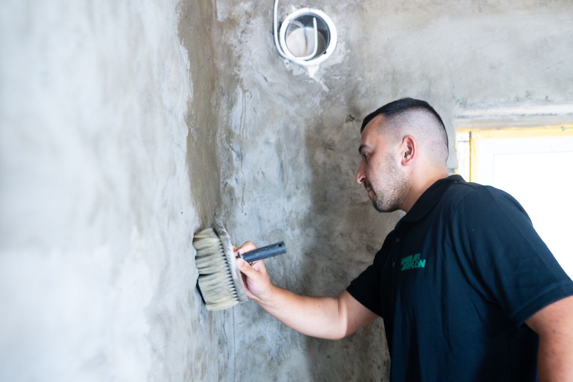 Mitarbeiter von Laminar Airflow führt Kellersanierung durch