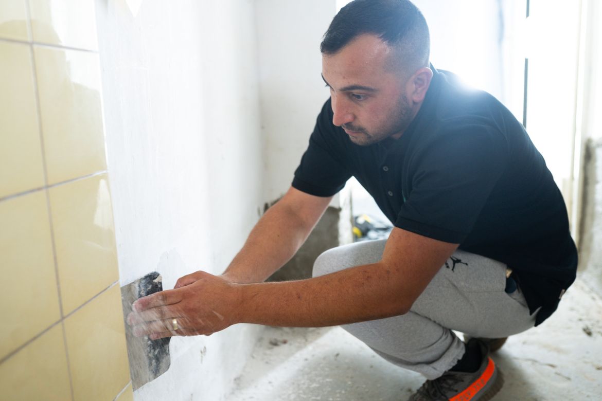 Mitarbeiter von Laminar Airflow führt Kellersanierung durch