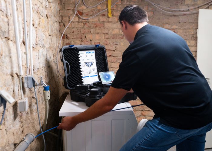 Mitarbeiter von Laminar Airflow führt Putzarbeiten aus